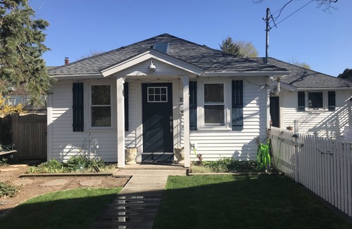 Wakefield-Peacedale House | Charming Cottage near the Beaches in Historic Wakefield, RI
