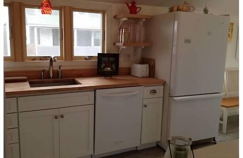Matunuck House | Charming Cottage/Ocean View/Steps from Sand/Close to U.R.I.