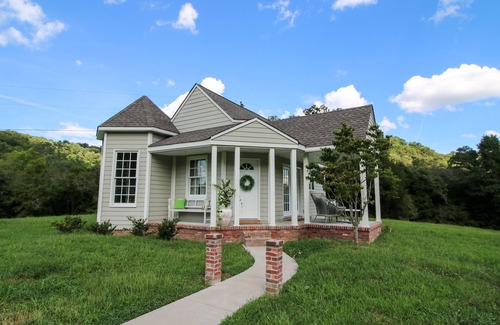 Woodbury Cottage | Charming Cottage on 35 Acres