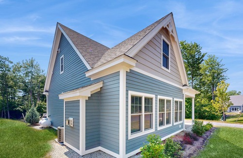 Arundel Cottage | Charming cottage on a preserve with fireplace, WiFi, W/D, pool, gym, & game room