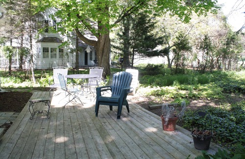 Douglas Cottage | Charming Cottage on Lakeshore Drive