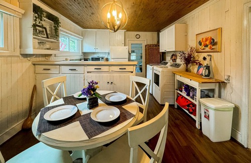 Shallotte House | Charming cottage on Saucepan Creek near Ocean Isle beaches with hot tub