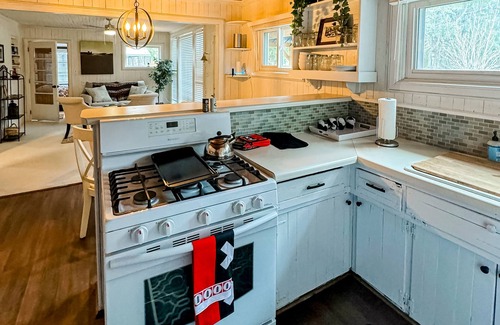 Shallotte House | Charming cottage on Saucepan Creek near Ocean Isle beaches with hot tub