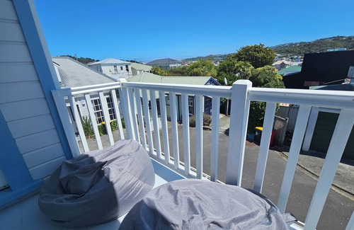 Newtown House | Charming Cottage Retreat – Close to Hospital & Newtown Cafes, with Garage