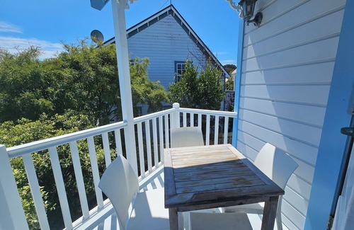 Newtown House | Charming Cottage Retreat – Close to Hospital & Newtown Cafes, with Garage
