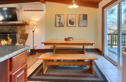 Oakhurst Apartment | Charming Cottage ,Red Door, 12 miles to Yosemite