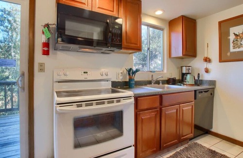 Oakhurst Apartment | Charming Cottage ,Red Door, 12 miles to Yosemite