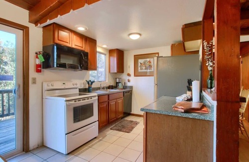 Oakhurst Apartment | Charming Cottage ,Red Door, 12 miles to Yosemite