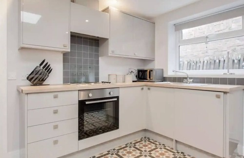 Ferryside Cottage | Charming Cottage Retreat by Ferryside Beach and steps from Welsh Coastal Path
