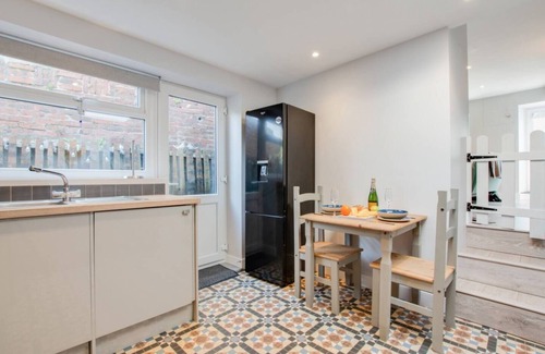 Ferryside Cottage | Charming Cottage Retreat by Ferryside Beach and steps from Welsh Coastal Path