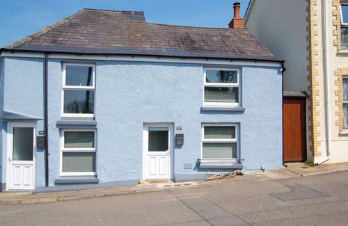 Ferryside Cottage | Charming Cottage Retreat by Ferryside Beach and steps from Welsh Coastal Path