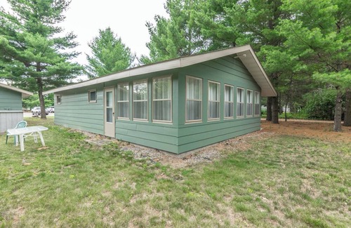 Arkdale House | CHARMING COTTAGE STEPS FROM CASTLE ROCK LAKE - PET FRIENDLY