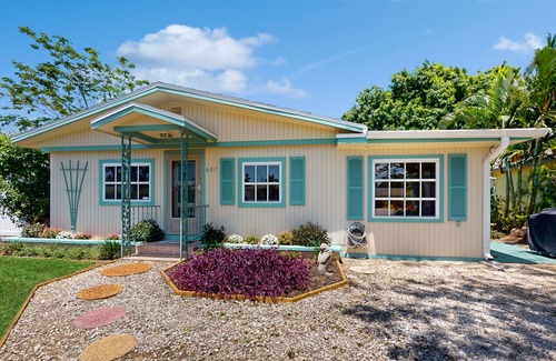 Naples Park Cottage | Charming Cottage Steps from Beach - Dog-Friendly with Bikes & Beach Gear