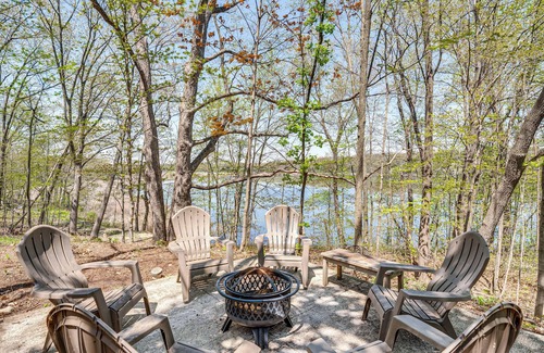 Elkhorn House | Charming Cottage: Steps to Lake Wandawega!