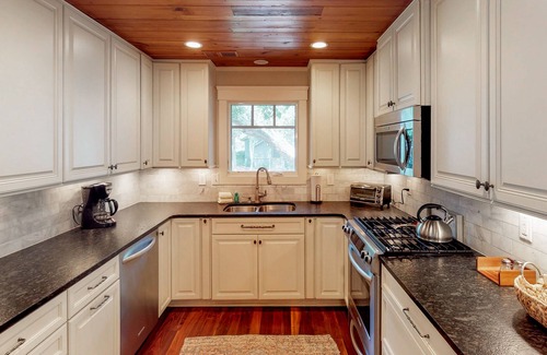 West Beach Cottage | Charming cottage with big deck - close to the beach, golf & tennis