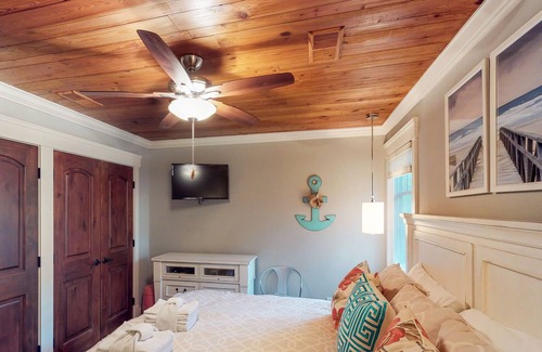 West Beach Cottage | Charming cottage with big deck - close to the beach, golf & tennis