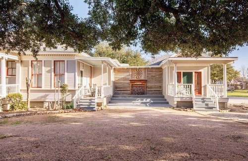 New Braunfels House | Charming Cottage Escape – King Suite w/Jacuzzi & Secluded Patio | Historic Charm w/Modern Comforts