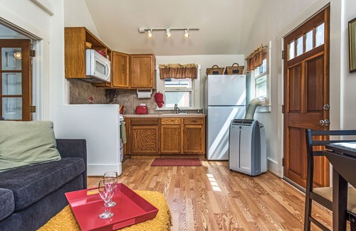 South Redondo Cottage | Charming Cottage 1 1/2 blocks to the Beach