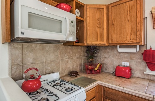 South Redondo Cottage | Charming Cottage 1 1/2 blocks to the Beach