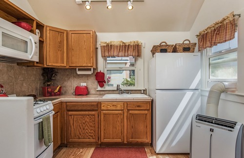 South Redondo Cottage | Charming Cottage 1 1/2 blocks to the Beach