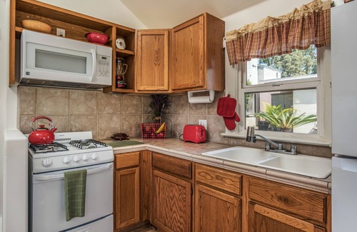 South Redondo Cottage | Charming Cottage 1 1/2 blocks to the Beach