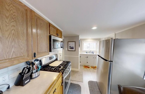 West Yarmouth Cottage | Charming Cottage Close to Hedge Row and Englewood Beaches