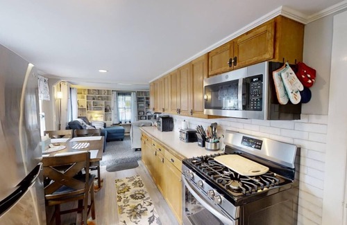 West Yarmouth Cottage | Charming Cottage Close to Hedge Row and Englewood Beaches