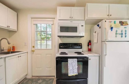 West Yarmouth Cottage | Charming Cottage near Beach and Ferry.