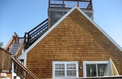 Newbury House | Charming Cottage w/Panoramic Roof-top Views! August 30 Week Available!