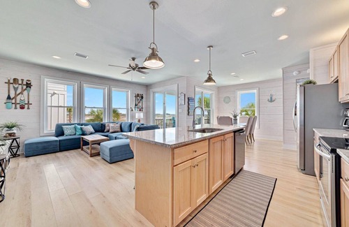 Gulf Shores House | Charming Cottage w/Gulf View, Beach Access & Pool