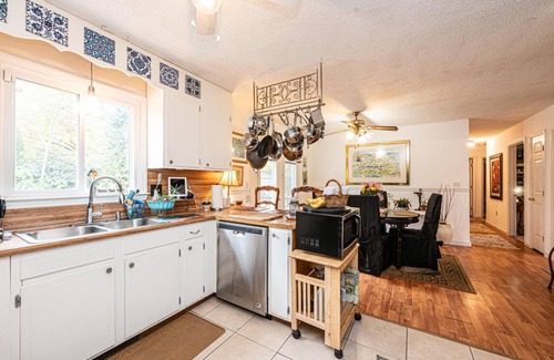Hickory House | Charming Cottage- Walk to LRU
