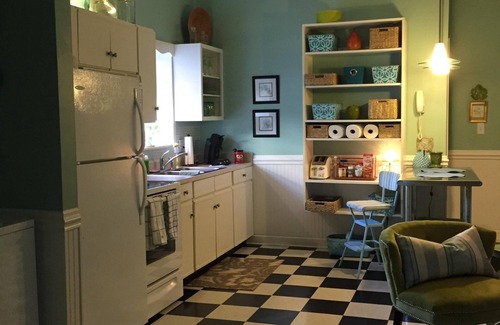 Roanoke Cottage | Charming Cottage With City Comfort