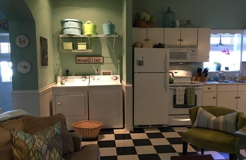 Roanoke Cottage | Charming Cottage With City Comfort