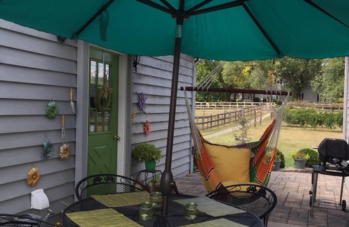 Roanoke Cottage | Charming Cottage With City Comfort