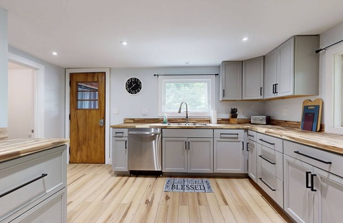 Union House | Charming Cottage with Modern Updates, BBQ Grill, and Nearby Attractions
