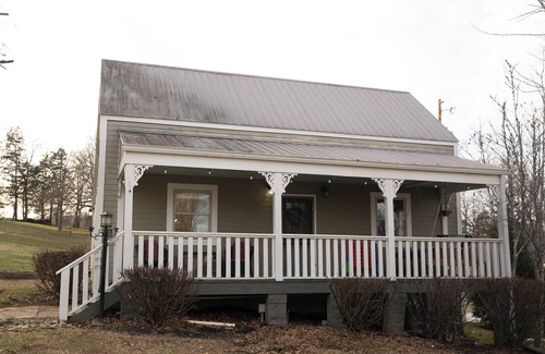 Gallatin Cottage | Charming cottage with AC and WiFi in enjoyable Gallatin