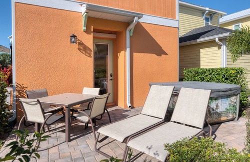 West Kissimmee Cottage | Charming Cottage with Private Hot Tub near Disney with Margaritaville Resort &.