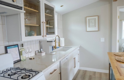 Morro Bay Cottage | Charming cottage with Rock View Morro Bay