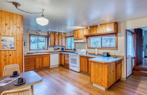 Neahkahnie Beach House | Charming Cottage with Hot Tub and Barbecue