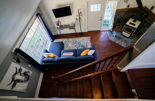 Silverton Cottage | Charming Cottage with Hot Tub – Minutes from Silver Falls State Park