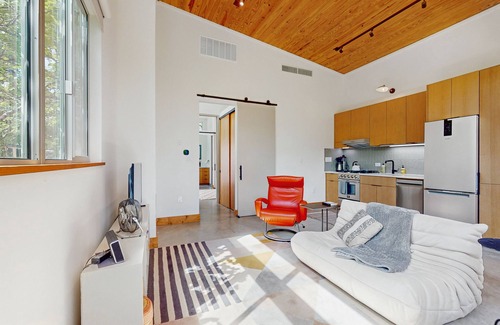 Barton Hills House | Charming cottage with walk-in shower & walkable Austin location