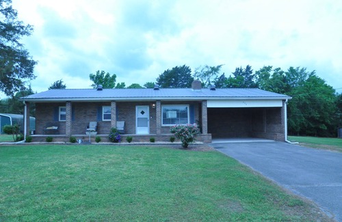 Lebanon House | Charming Country Cottage Hideaway 3-bedroom house with WiFi and AC in Lebanon