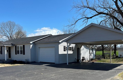 Bells House | Charming country getaway in W. TN sleeps 6. Family & Pet friendly near Blue Oval