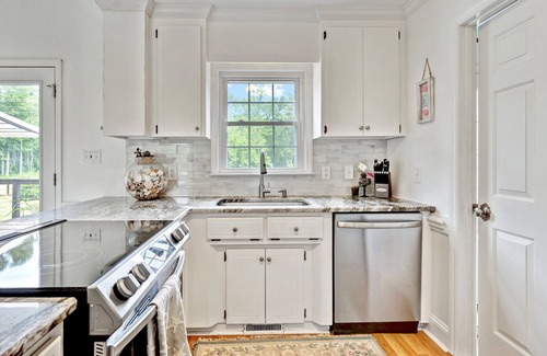 Raleigh House | Charming country home on a horse farm, 15min to Downtown!