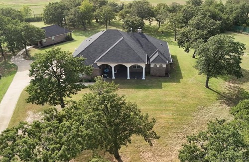 Johnson County House | Charming country mansion for a nice peaceful getaway