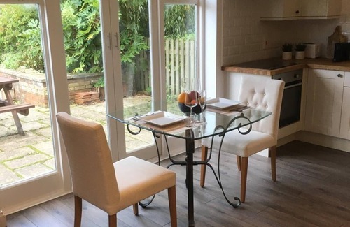 Wisbech Cottage | Charming country retreat -Lakeview Cottage with Hot tub