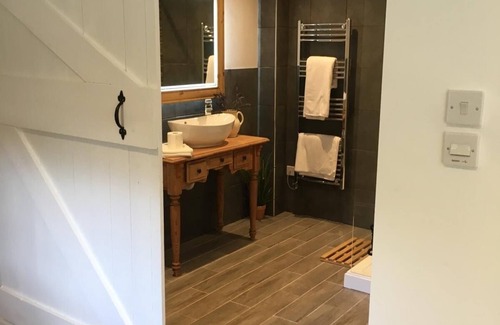 Wisbech Cottage | Charming country retreat -Lakeview Cottage with Hot tub