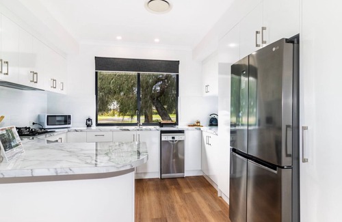Bovell House | Charming Countryside Getaway: Cozy Farm View Retreat in Bovell