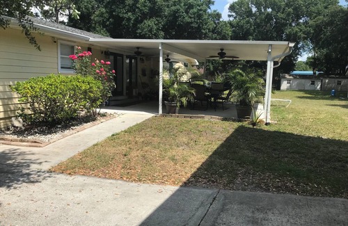 Tampa House | Charming Countryside Lakehouse 3-bedroom house in Tampa with WiFi, AC