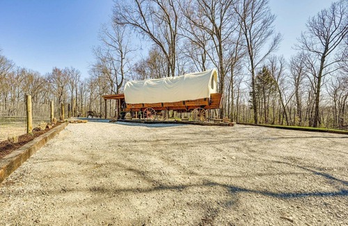 Lindseyville House | Charming Covered Wagon on Live Petting Zoo for Memorable Family Glamping Stays in Brownsville, Kentucky